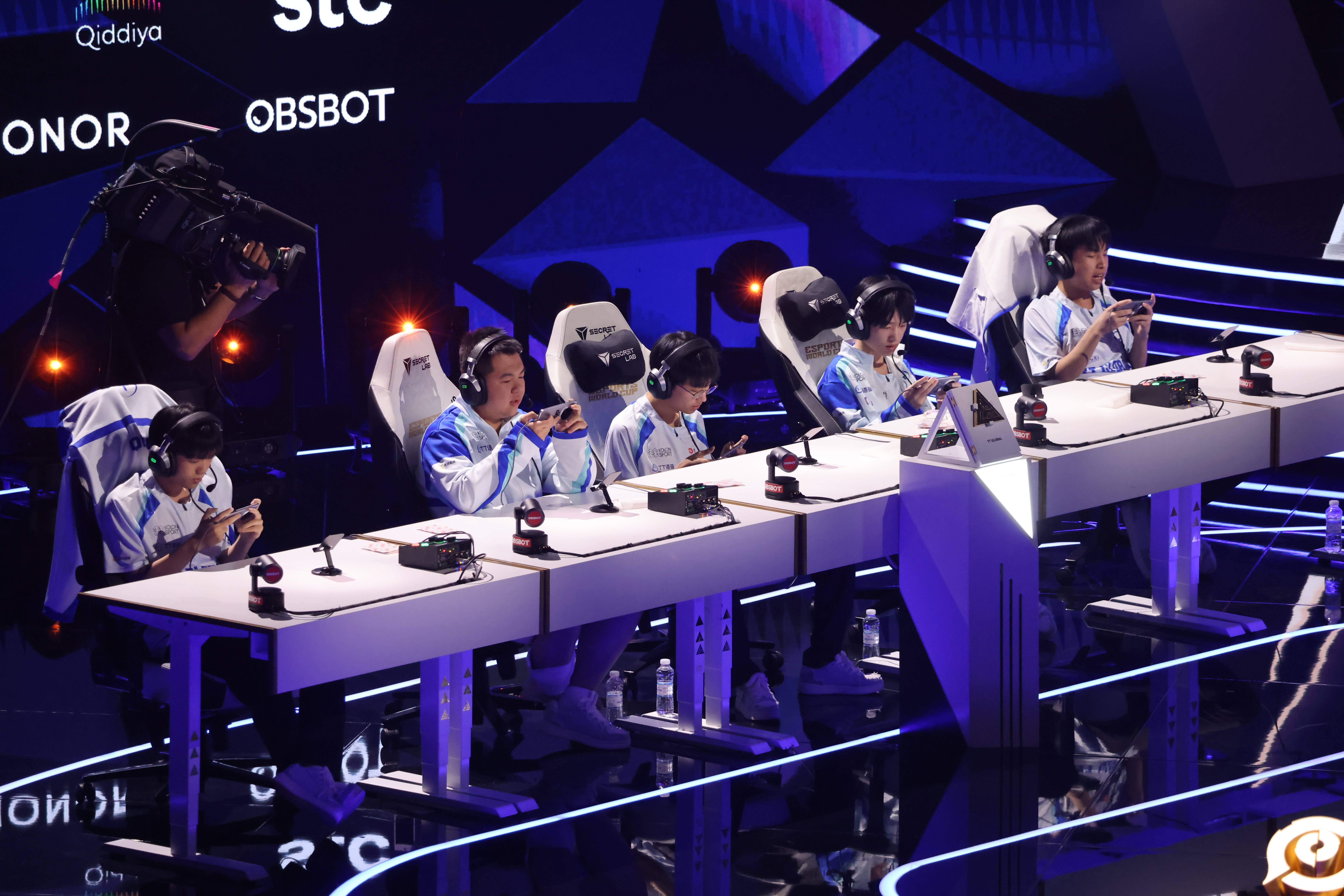 全球球队备战国际比赛，冲刺赛场荣耀