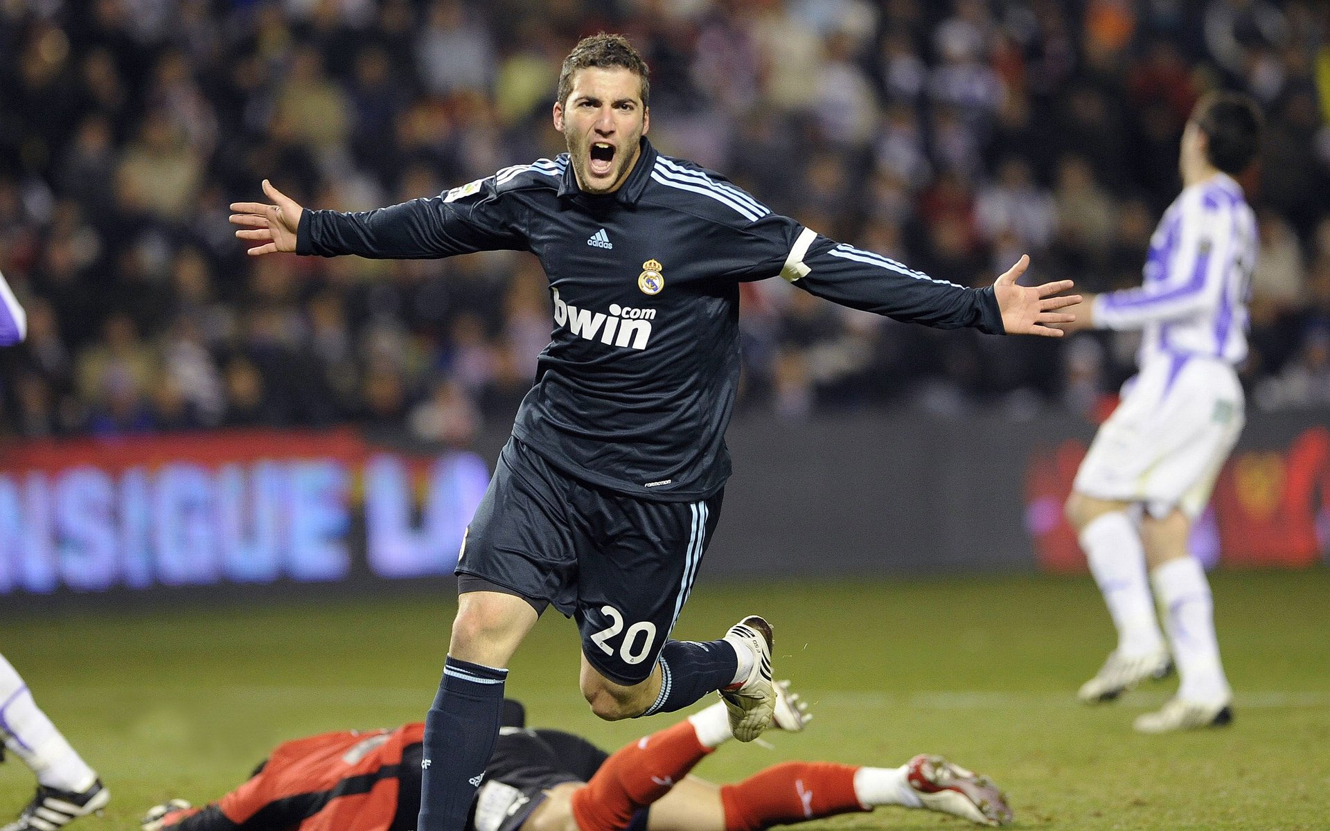 赛道与球场，当英格拉姆在F1街道赛接管比赛，快船如何掀翻北京队？