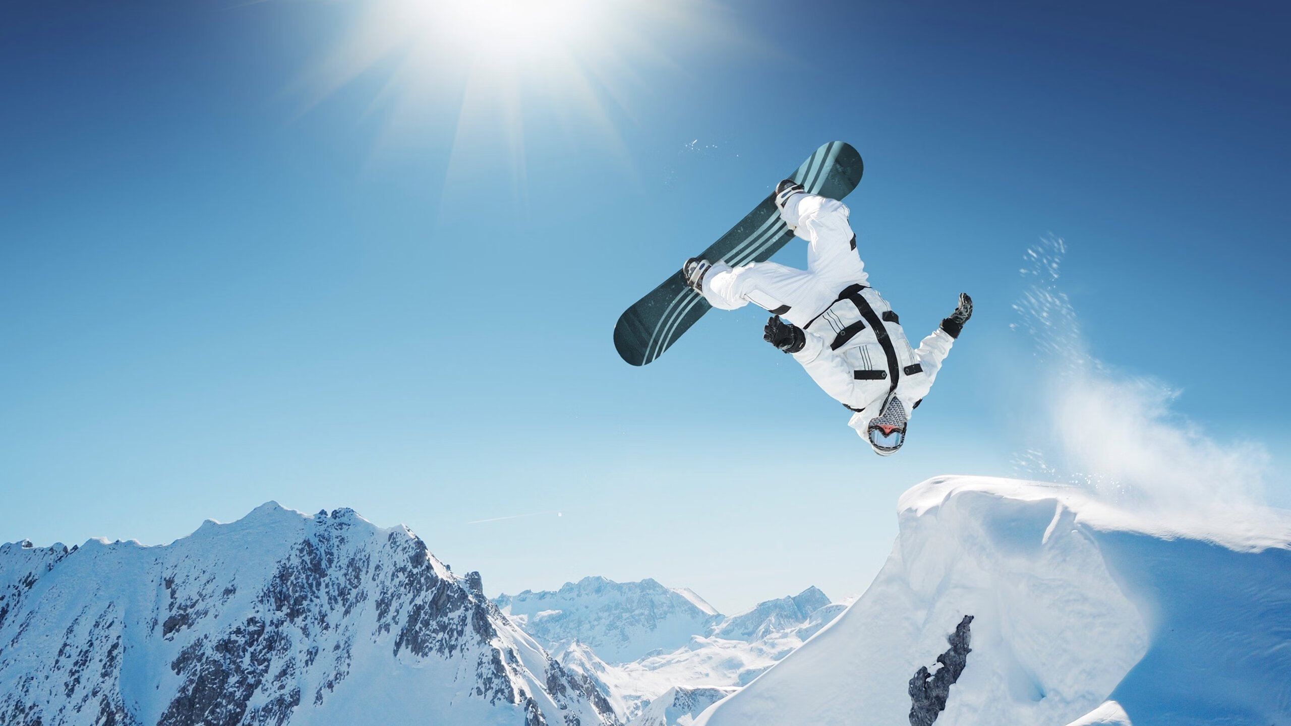 赛道神话，周冠宇驾驭阿斯顿马丁，以统治级表现碾压红牛王朝